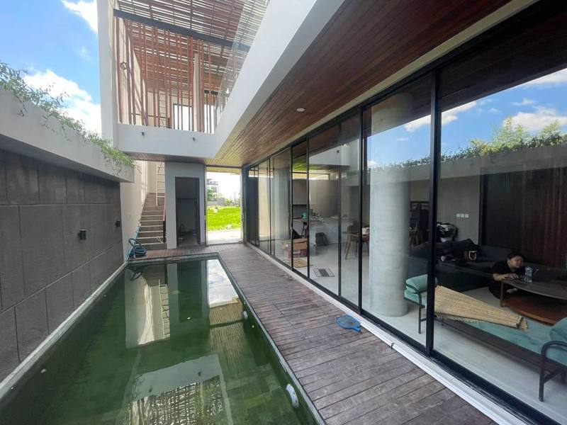 Villa Canggu Bali — pintu kaca geser sliding dan area kolam renang