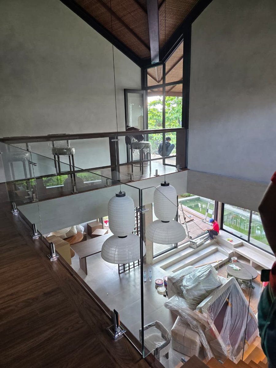 Railing kaca frameless interior villa double height di Bali