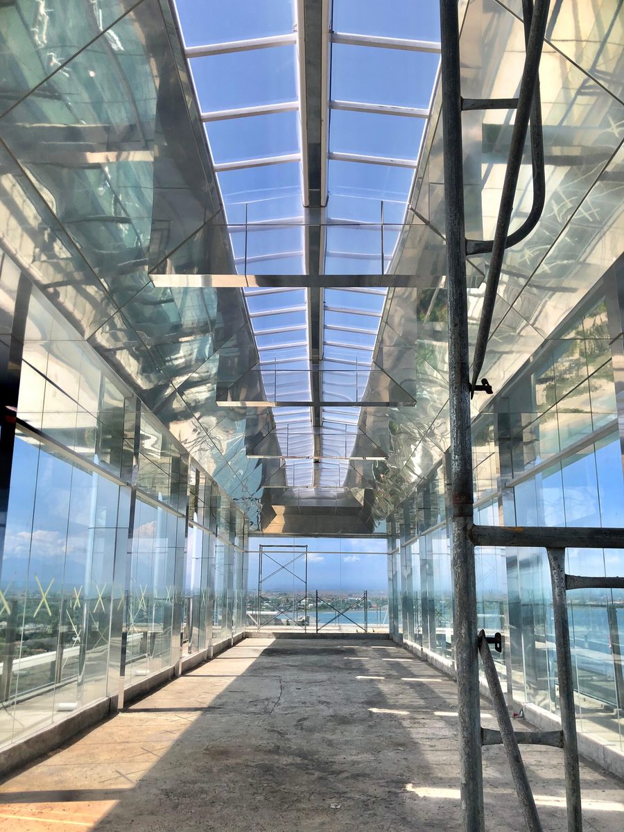 Struktur kaca rooftop dan skylight hotel di Bali